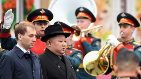 Der nordkoreanische Staatschef Kim Jong-un wird am 24. April 2019 mit einer Begrüßungszeremonie am Bahnhof im fernöstlichen russischen Hafen Wladiwostok empfangen. 