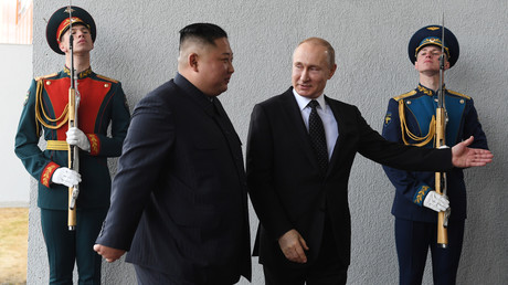 Nordkoreas Staatsoberhaupt Kim Jong-un und Russlands Präsident Wladimir Putin sind zu einem Treffen in Wladiwostok zusammengekommen. Russlands Staatschef bezeichnete das erste Vier-Augen-Gespräch später als 