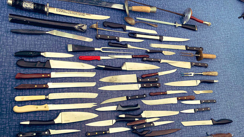 Nichts für falsche Hände: Britische Polizei zeigt Löffel unter Waffen