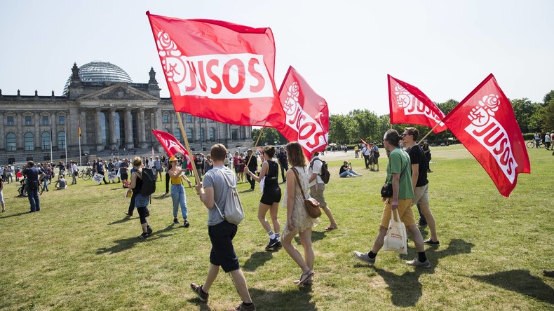 Mit Baseballschläger gegen Nationalismus: Wahlaufruf-Motiv der Jusos in Berlin sorgt für Kritik