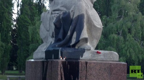 Skulptur "Mutter Heimat" am Sowjetischen Ehrenmal geschändet