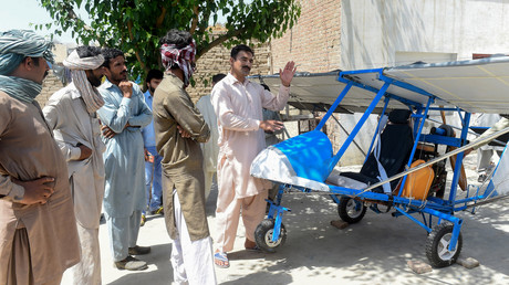 Popcorn-Verkäufer aus Pakistan bastelt Flugzeug aus Fahrradtaxi und Rasenmäher