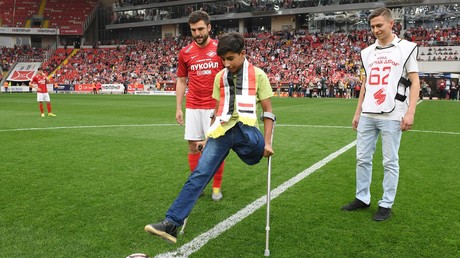 Fußball als Lebenstraum: Beinamputierter irakischer Junge macht symbolischen Anstoß in Moskau
