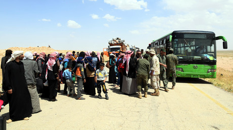 Reportage: Syrer fliehen aus Flüchtlingslager im US-besetzten Rukban (Video)