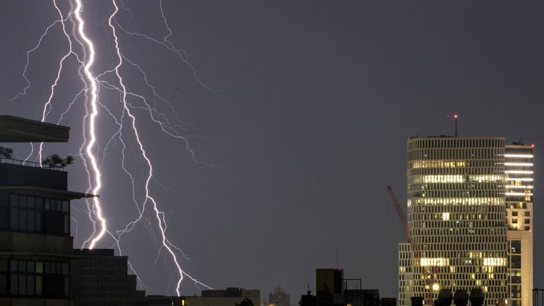 Gewitter und Starkregen im Osten - Probleme auf Berliner Flughäfen