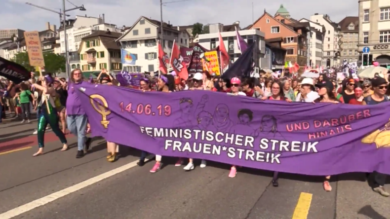 Schweiz: Tausende marschieren für die Gleichstellung der Geschlechter