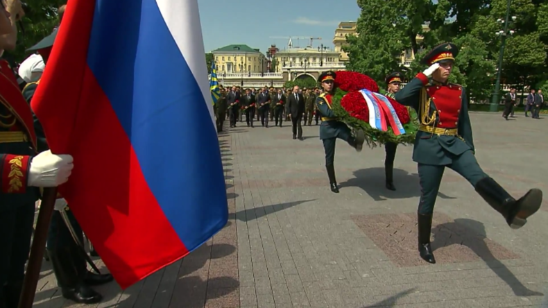 Putin legt Kranz am Grab des unbekannten Soldaten in Moskau nieder