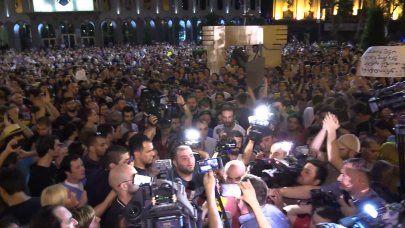Georgien: Tausende am dritten Tag der Proteste vor dem Parlament