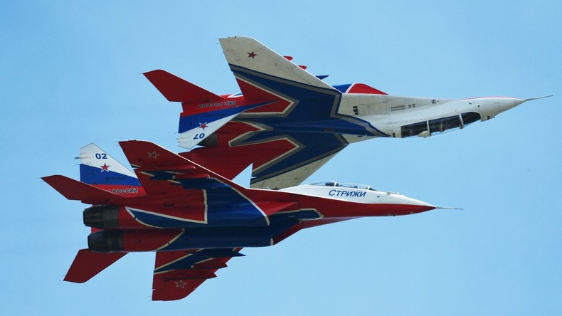 Legendäre russische Kunstflugstaffeln begeistern Zuschauer bei Forum "Armee 2019"