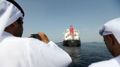 Vertreter des Hafens machen Aufnahmen von dem beschädigten Öltanker Andrea Victory im Hafen von Fujairah, Vereinigte Arabische Emirate, 13. Mai, 2019.