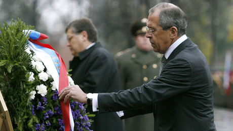 Russlands Außenminister Sergei Lawrow legt zum Gedenken einen Kranz am 'Grabmal des Unbekannten Soldaten' in Moskau nieder.