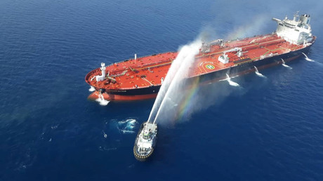 Ein iranisches Marineschiff beim Löschen des Feuers auf dem Öltanker 
