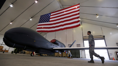 Eine RQ-4-Global-Hawk-Drohne der US Air Force auf einem unbekannten StÃ¼tzpunkt im Persischen Golf am 14. MÃ¤rz 2017 