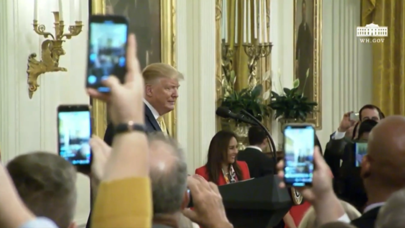 Trump lobt die Macht der sozialen Medien, um den "Fake-News-Filter" zu umgehen