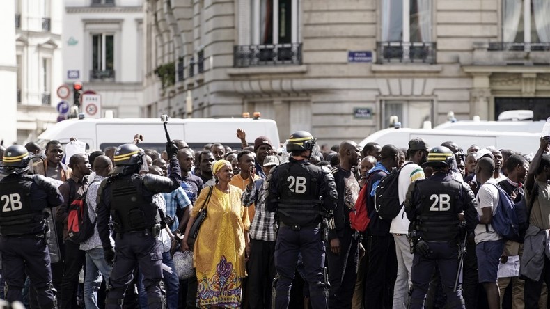 "Schwarzwesten" besetzen Panthéon in Paris und fordern mehr Rechte