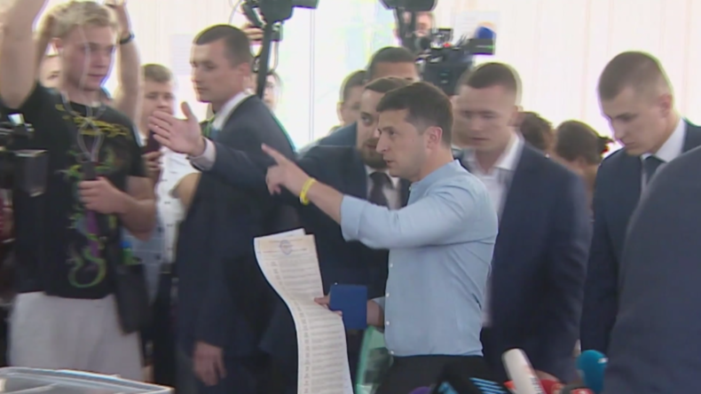 Ukraine: Selenskij und andere prominente Politiker geben ihre Stimme ab