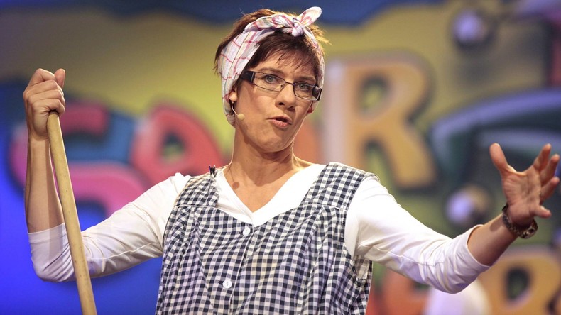 Til Schweiger macht sich über Annegret Kramp-Karrenbauer lustig