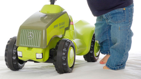 Kleinkind reißt mit Spielzeugtraktor aus und verliert Fahrerlaubnis: Vater baut Akku aus