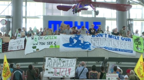 Deutschland: Klimaaktivisten übernehmen den Stuttgarter Flughafen mit Klimaschutz-Demo