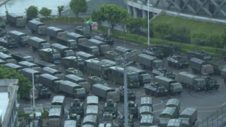 Hongkong: Demonstranten ziehen durch die Innenstadt – chinesische Armee gruppiert sich