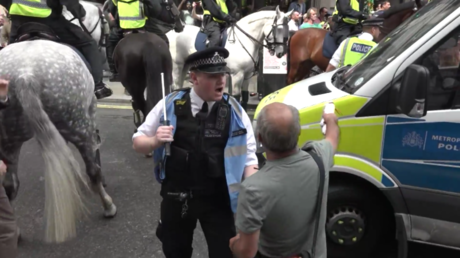 Berittene Polizei gegen Unterstützer von Tommy Robinson bei Londoner Protest eingesetzt