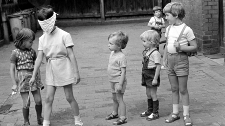Im Herzen rassistisch und nationalistisch? Kinder beim Blindekuh-Spielen, Leipzig 1976