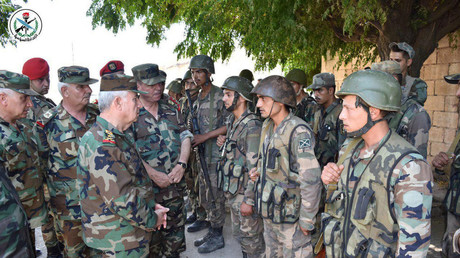 Syriens Verteidigungsminister Ali Abdulah Ajub besucht Soldaten in al-Hobeit in der Provinz Idlib (Foto veröffentlicht am 11. August 2019).