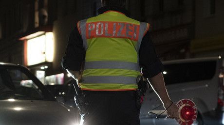 Berlin-Neukölln: Polizei will Raser verhaften – Hochzeitsgäste bedrängen die Beamten