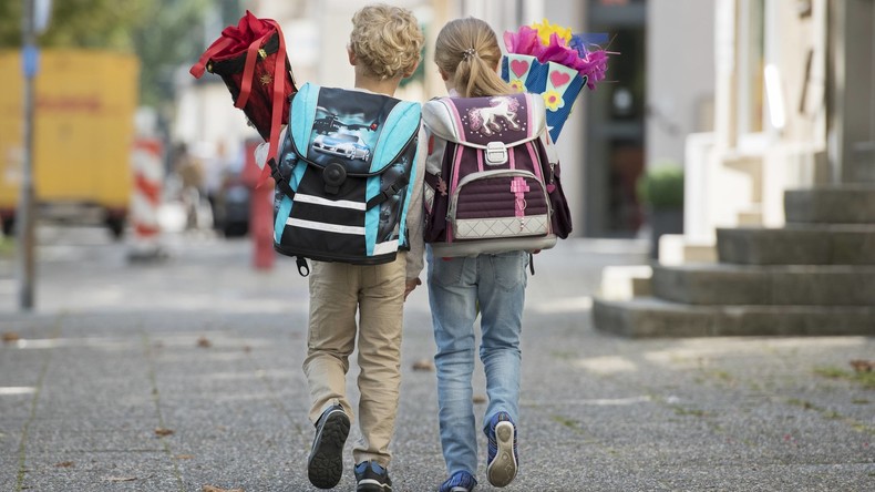 "Ich will nicht, Hilfe!" – Kleiner Schulverweigerer wird zum Internetstar