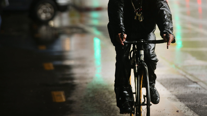 "Perfekte Metapher": Fahrradfahrer stürzt während Brexit-Reportage ins Wasser