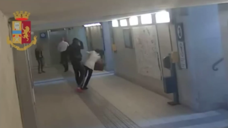 Italien: Illegaler Migrant attackiert wahllos Frauen in Bahnhofsunterführung