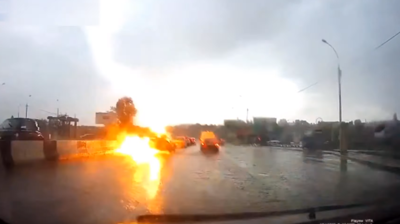 Wetter spielt verrückt: Blitz schlägt zweimal in fahrendes Auto ein (Video)