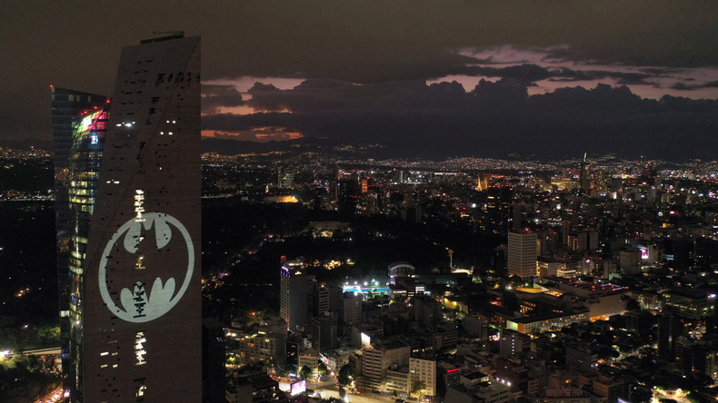 Batman feiert 80. Jubiläum – Leuchtzeichen an Gebäuden weltweit