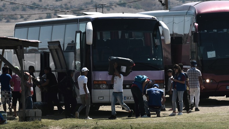 Nach Migrantenzustrom: Athen bringt Hunderte Flüchtlinge auf Festland