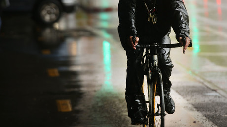 "Perfekte Metapher": Fahrradfahrer stürzt während Brexit-Reportage ins Wasser