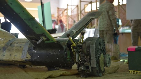Archivbild, Militärstützpunkt al-Chardsch südlich von Riad, 5. September 2019: Überreste einer abgefangenen, angeblich den Huthis gehörenden Militärdrohne. Gut zu sehen: der Wankelmotor im Bug des Fluggerätes