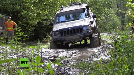 Einmal in Russland: Mit dem SUV durch tiefsten Schlamm
