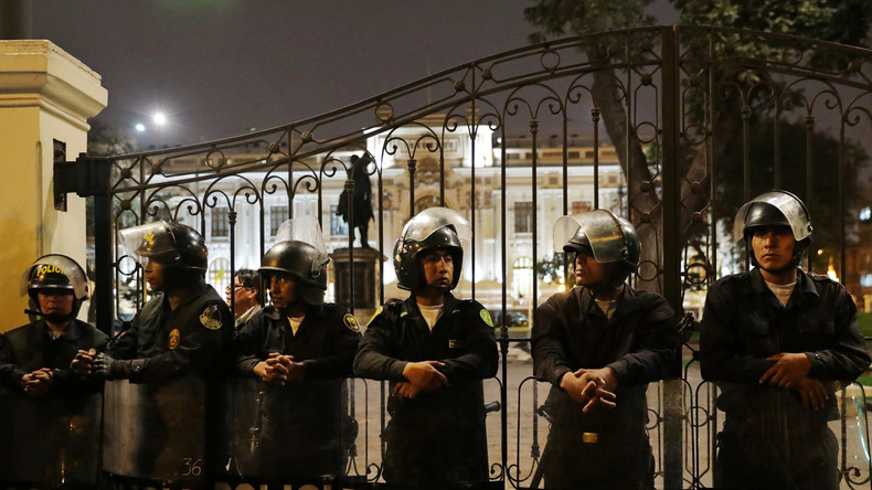 Eskalation in Peru: Armee stellt sich auf Seite des Präsidenten im Machtkampf mit Parlament
