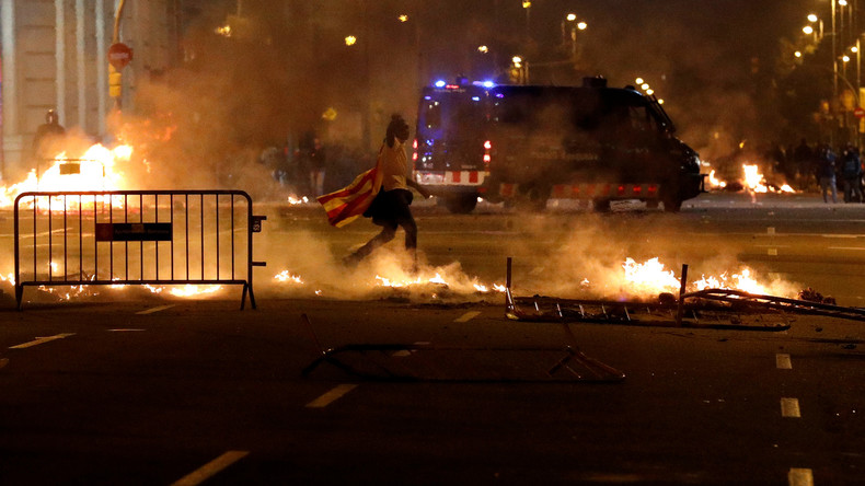Katalonien: Unruhen weiten sich nach Gerichtsurteilen gegen Unabhängigkeitsbewegung aus (Video)