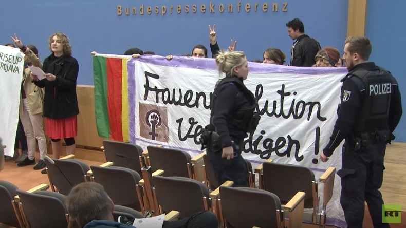 Eklat bei der BPK: Aktivisten stürmen Saal aus Solidarität mit syrischen Kurden (Video)