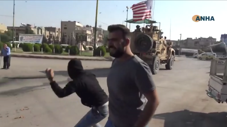 Syrien: US-Truppen beim Abzug aus Qamischli mit Steinen und faulem Gemüse "verabschiedet"