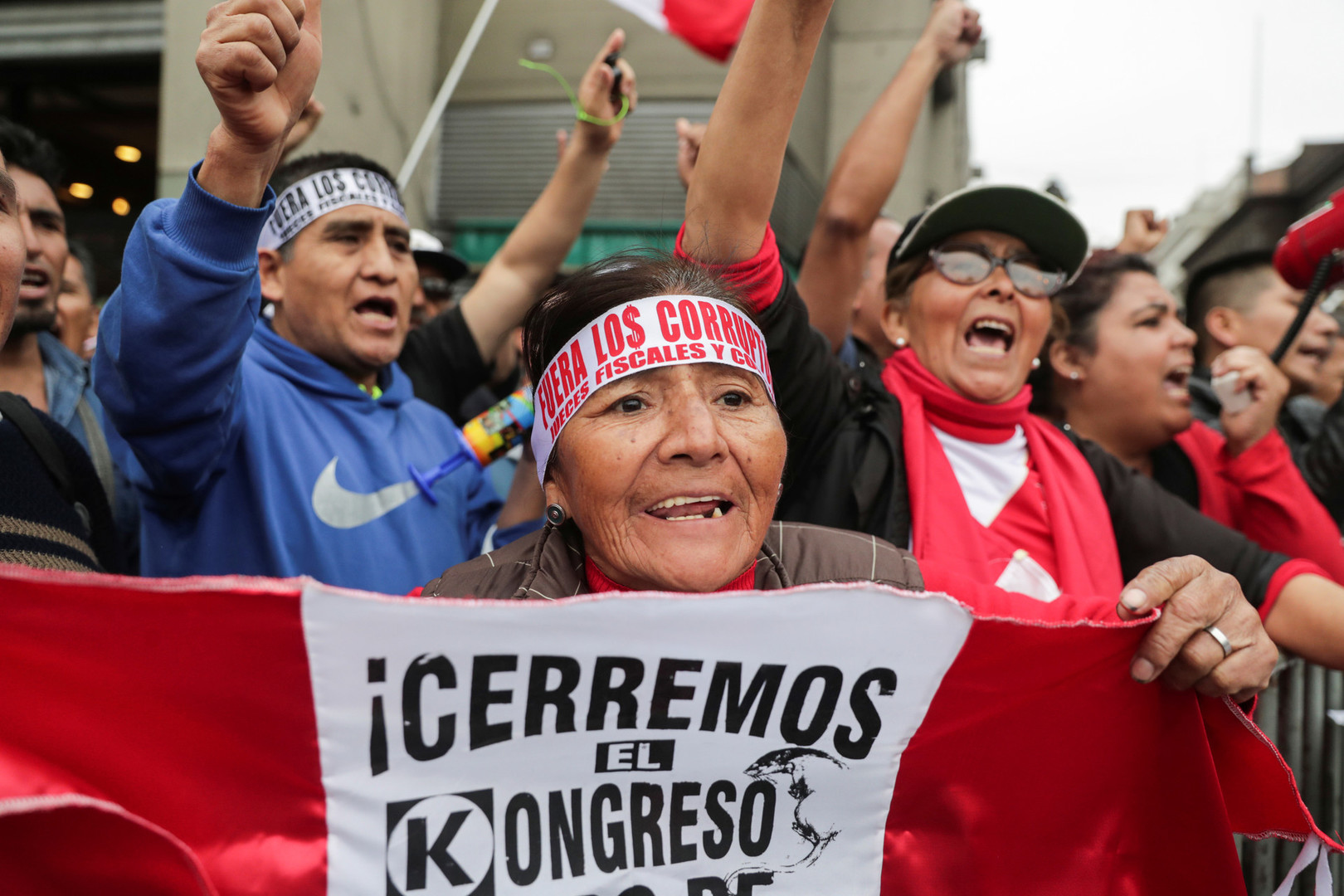 Eskalation in Peru: Armee stellt sich auf Seite des Präsidenten im Machtkampf mit Parlament