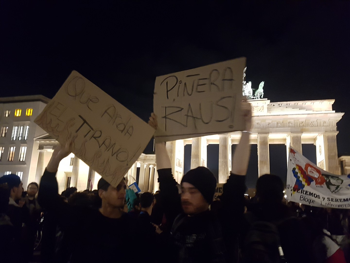 "Piñera raus!" – Chilenen demonstrieren in Berlin gegen Polizeigewalt & neoliberale Regierung