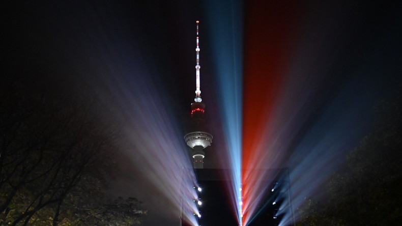 LIVE: 30 Jahre Mauerfall – Berlin Alexanderplatz durch Lichtinstallation illuminiert