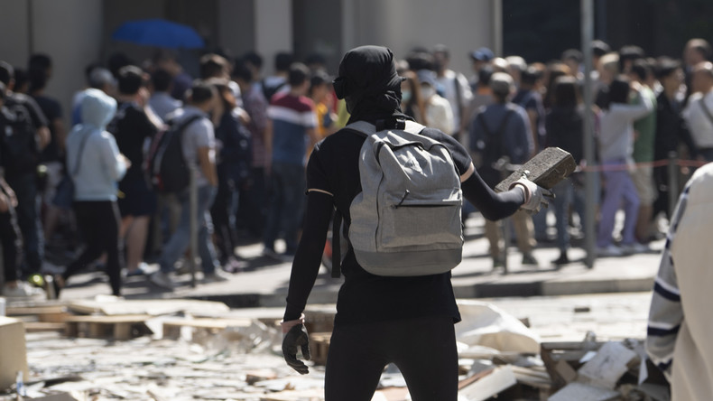 Hongkong: Antichinesische Chaoten zünden Mann an (Video)