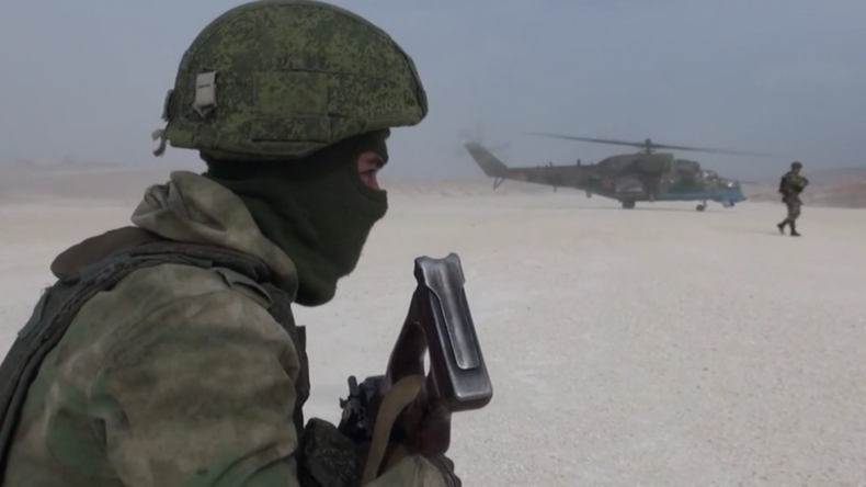 Syrien: Russische Truppen stürmen US-Airbase – um nun ein humanitäres Hilfszentrum einzurichten