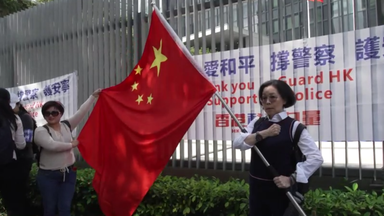 Hongkong: Pro-Peking-Demonstranten zeigen außerhalb des Ratsgebäudes Unterstützung für die Polizei