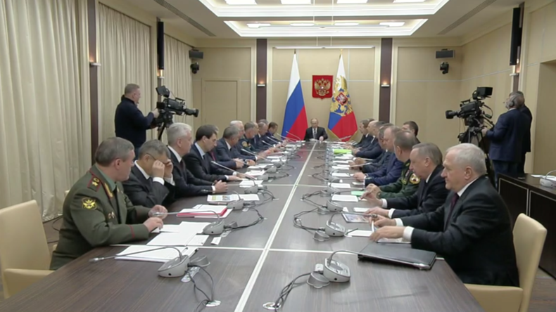 Sitzung des Sicherheitsrates: Putin bespricht militärische Entwicklung und lobt Syrien-Operation