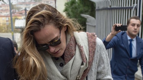 Frau von Weißhelm-Gründer nach dessen Tod mit Ausreisesperre belegt