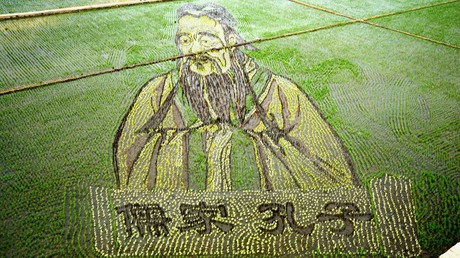 Überlebensgroße Darstellung des chinesischen Gelehrten Konfuzius in einem Reisfeld – dessen Erbe ist auch nach Jahrtausenden prägend und wegweisend für das 